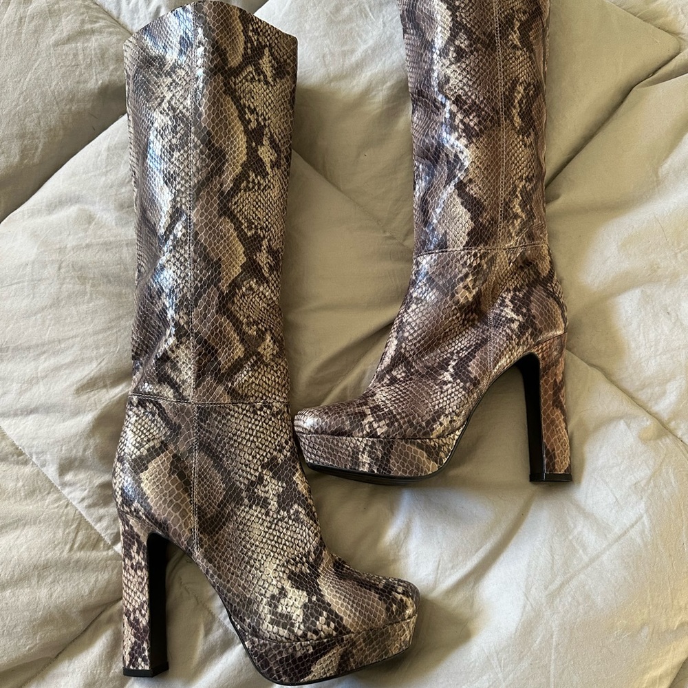 Women’s Size 8 NWOT heeled boots